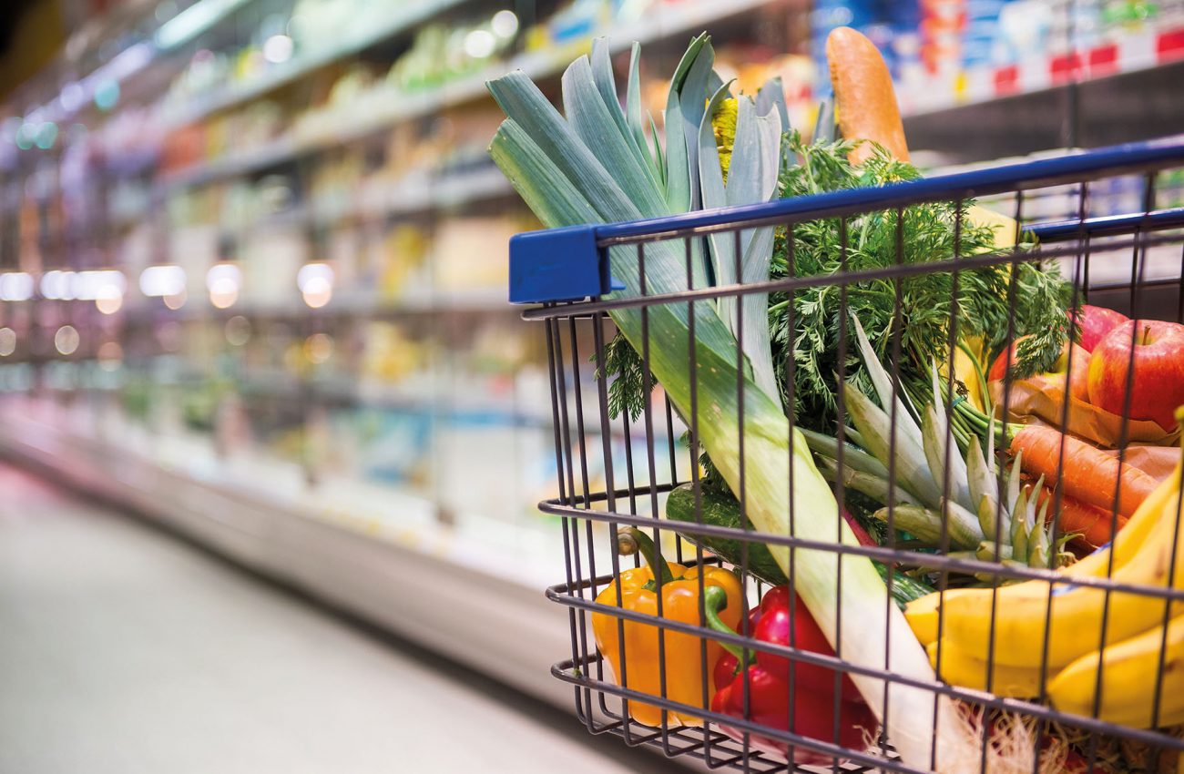 Einkaufswagen voller Einkäufe in einem Supermarkt